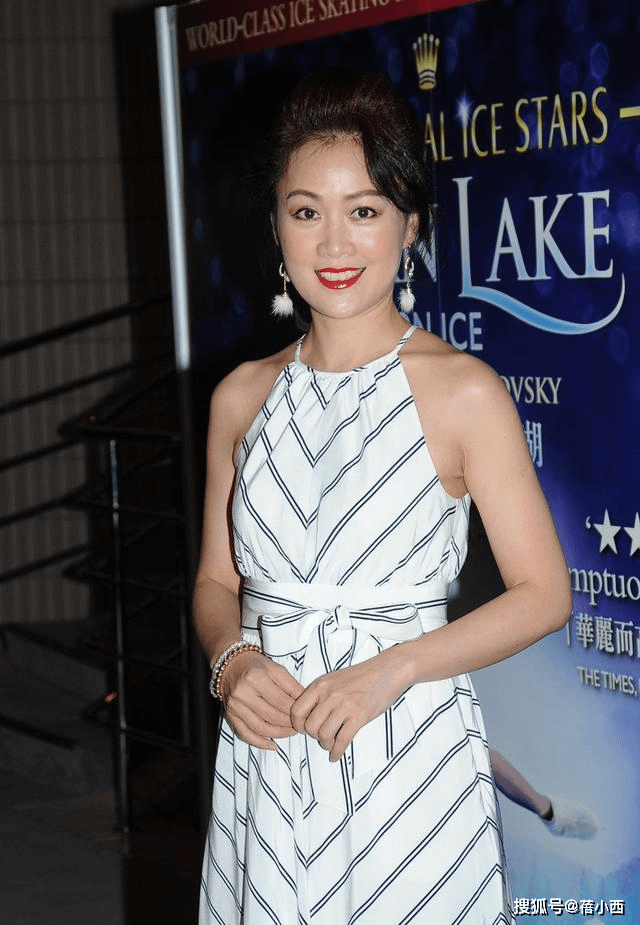 黑色|“梁小冰”哪像69年的人？穿挂脖条纹连衣裙，原装五官气质太高级