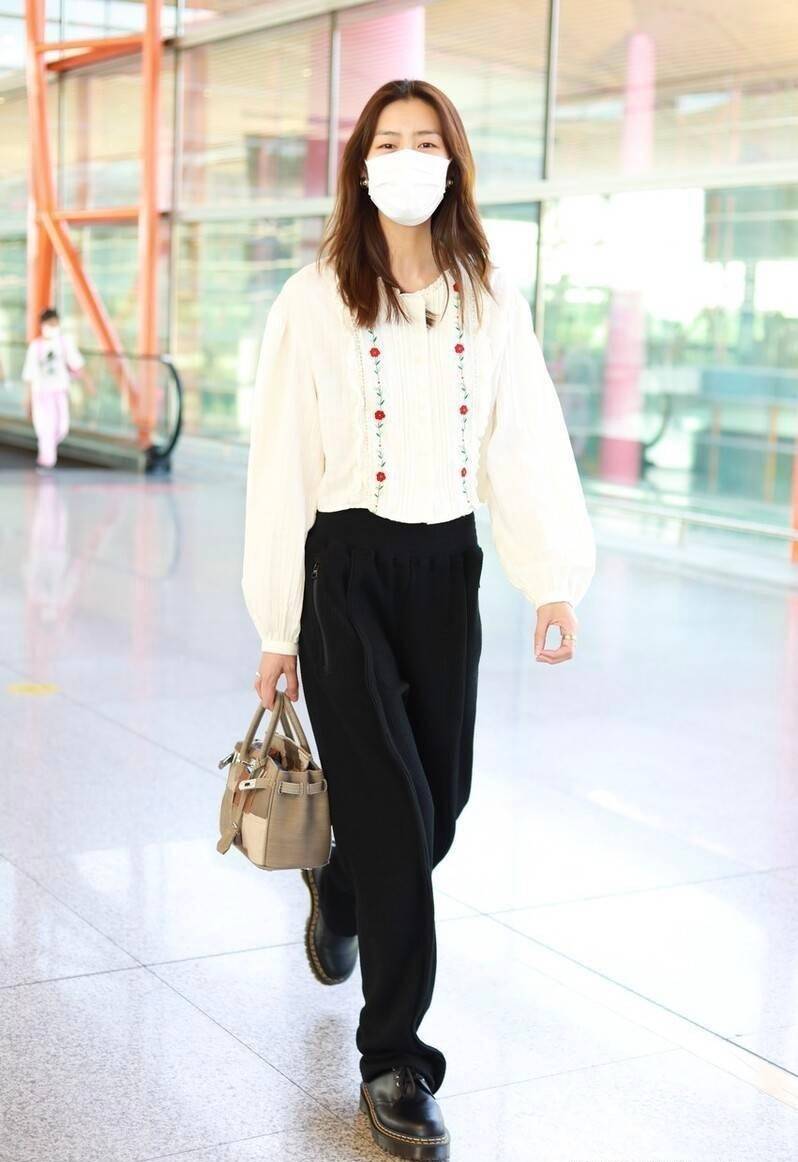 条纹|秋季衬衫如何挑选+穿搭？刘雯8套衬衫私服，教你走路带风、潇洒优雅