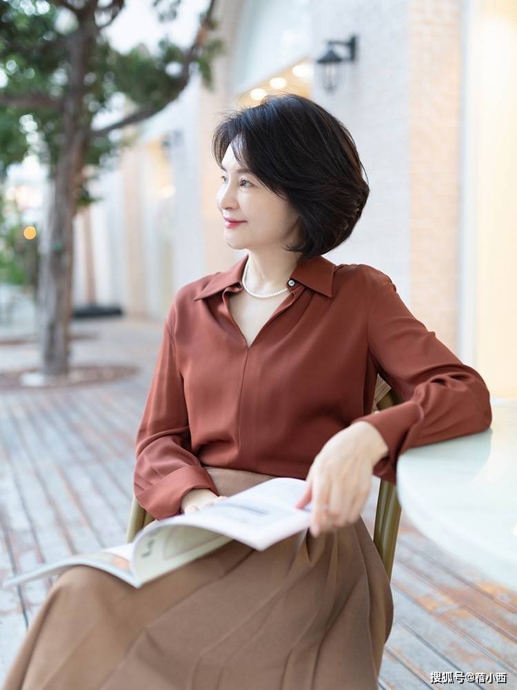 服装|女人过了40岁尽量少穿花俏衣服，试试这些极简衬衫，时髦显气质