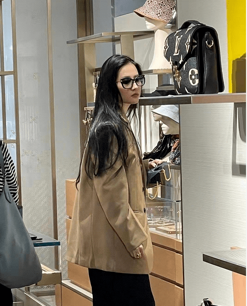 奢侈品|刘亦菲罕见逛奢侈品店!穿男友风西装戴墨镜表情高冷,巨星架子大