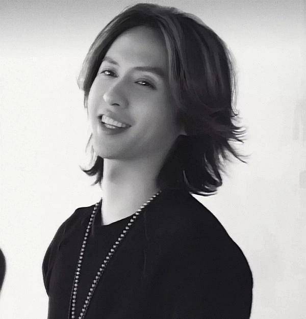 32岁当主唱,酒吧认识女孩爱了20年,连连夺冠的张淇成最大黑马?_音乐