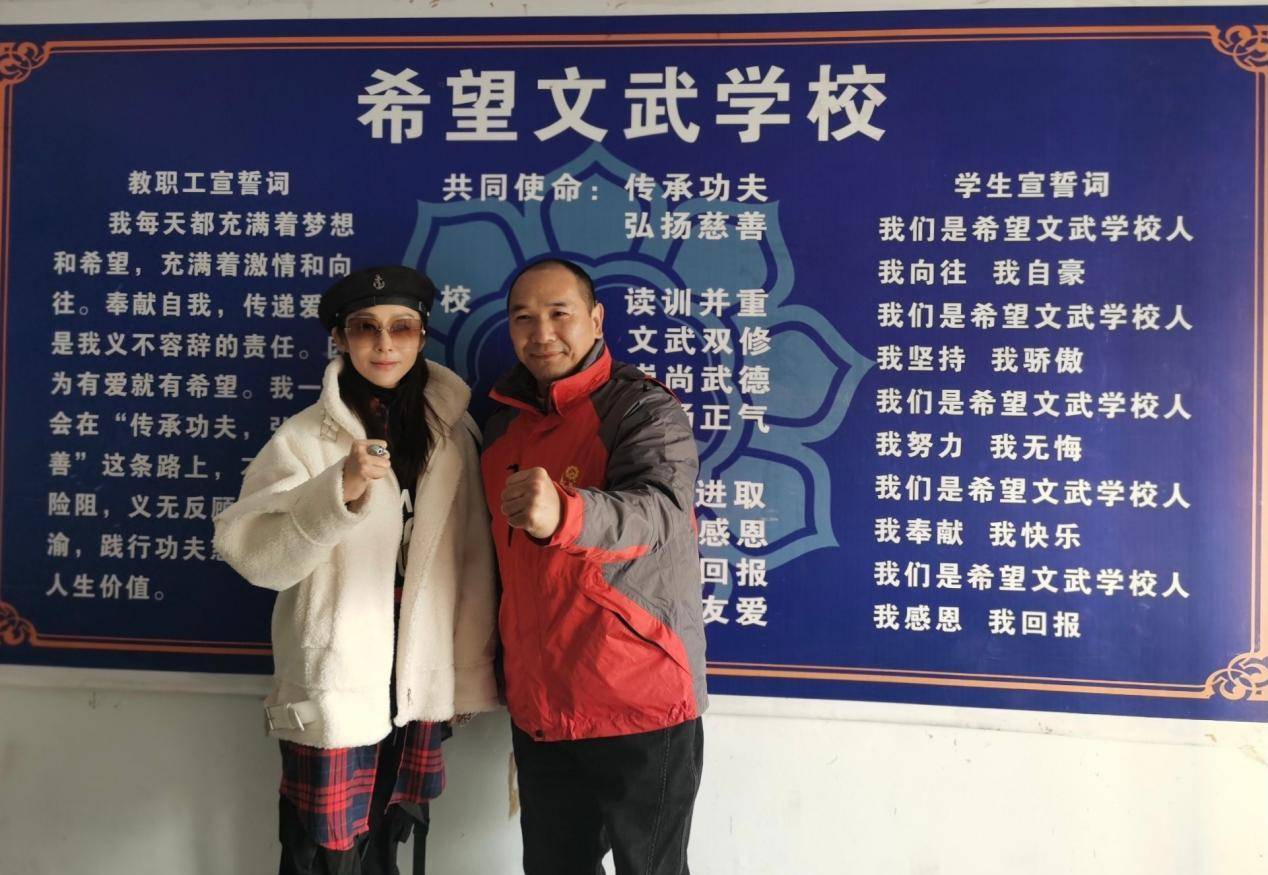 身材|张敏罕见晒生活近照，53岁穿连帽夹克戴小红帽，骨感过头像小老太