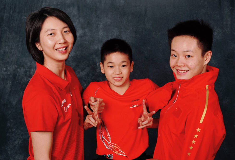 签名|场下也抢镜!全红婵为师姐加油,忙签名+分享零食,谁注意张家齐