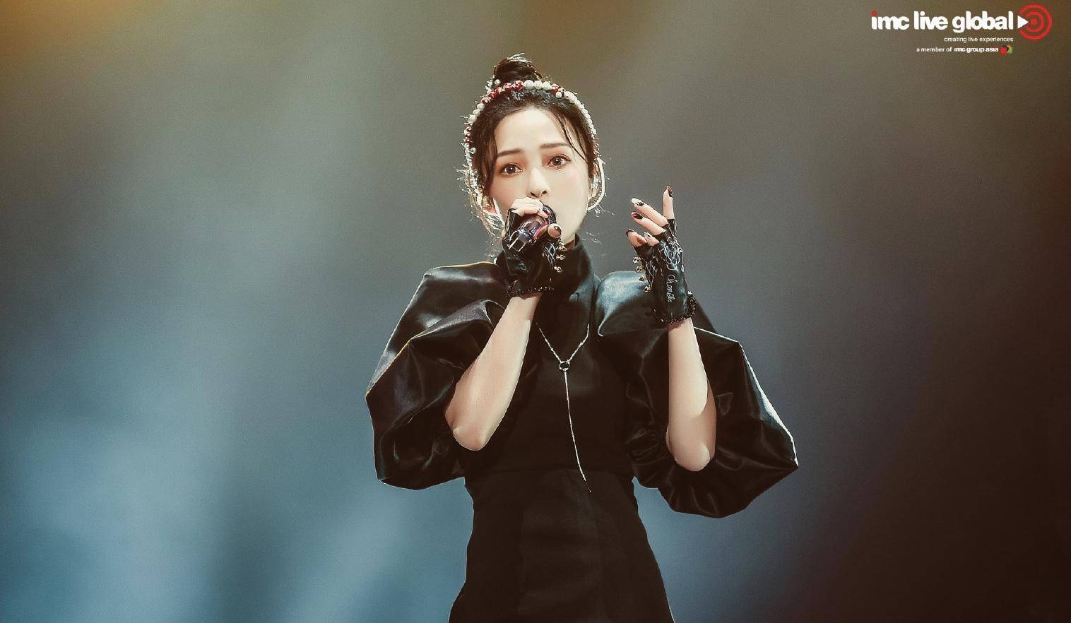 身材|张韶涵最新写真曝光，全身黑色配双绑带凉鞋，一般人驾驭不了