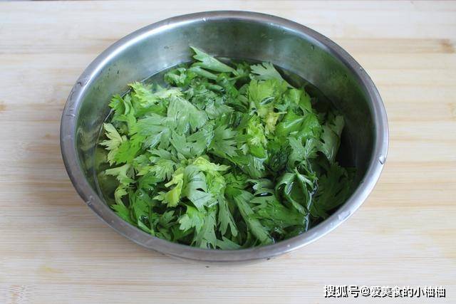 怎么蒸芹菜叶好吃 db9d43b1dfb646cdab2b3cba0523ffe5.jpeg