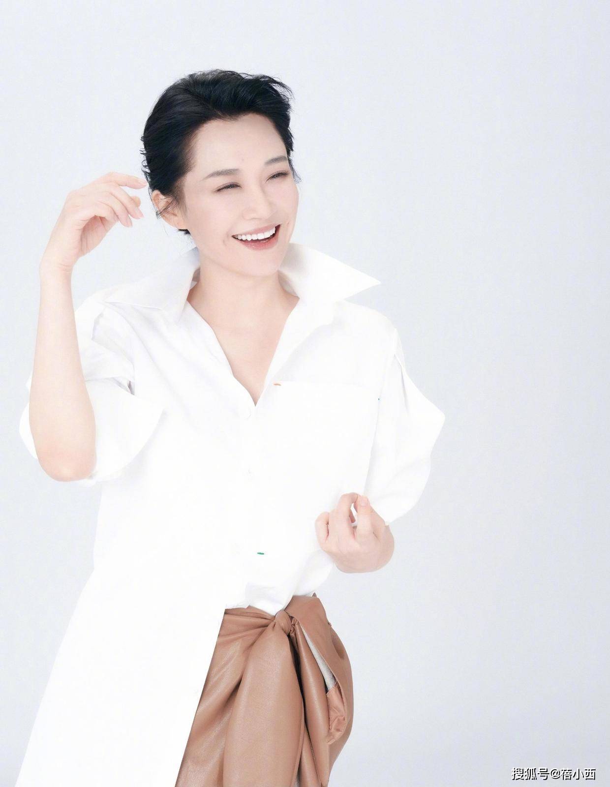 曲线|许晴52岁了还是那么任性，穿长款衬衫配牛仔裤，像20几岁的小姑娘