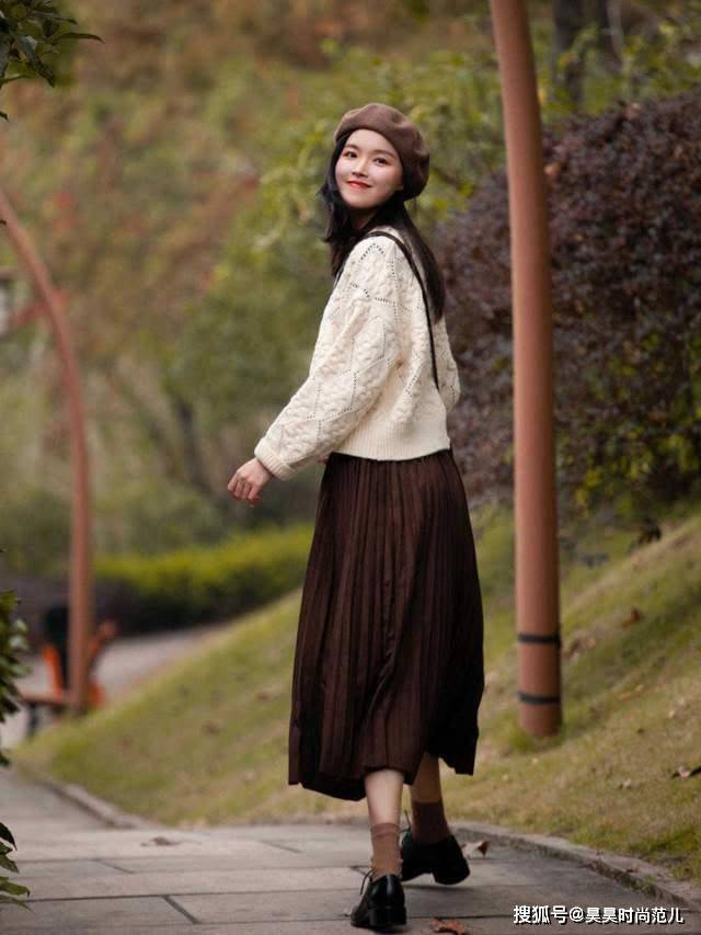 色调|今年秋天的时尚穿搭，温柔舒适的毛衣搭配半身裙，减龄又显气质