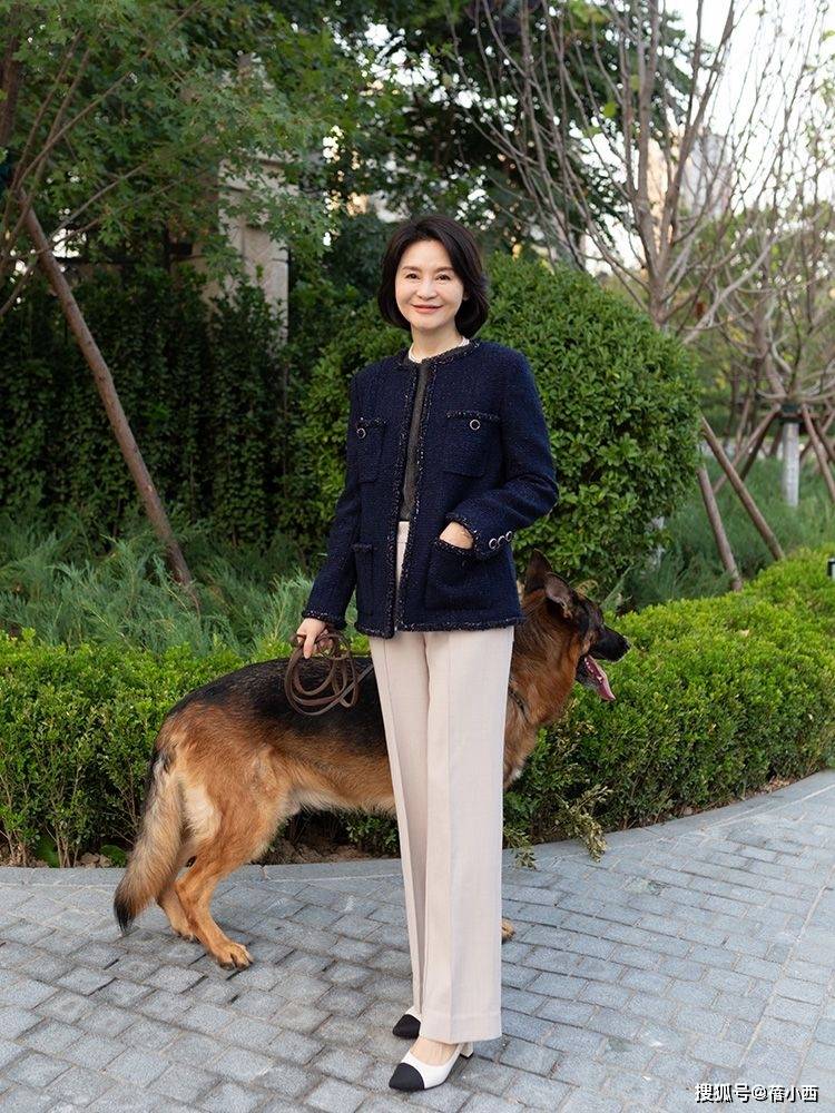 西装|女人到了四五十岁，秋天穿外套选这6件超百搭，得体时髦又显气质