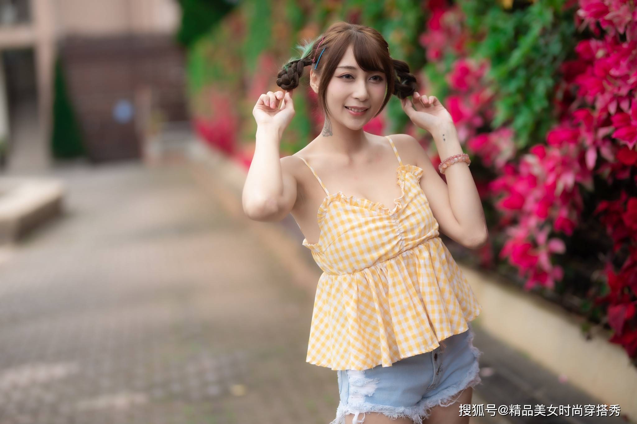 身材|街拍：吊带背心搭配清新减龄的牛仔短裤清爽又帅气