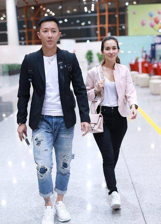 韩庚|卢靖姗五官真立体,顶着素颜和韩庚出门也不在乎,但假胯宽真明显