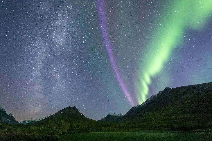 一道亮紫色弧光冲天而起!挪威出现了神秘天象,是怎么形成的?