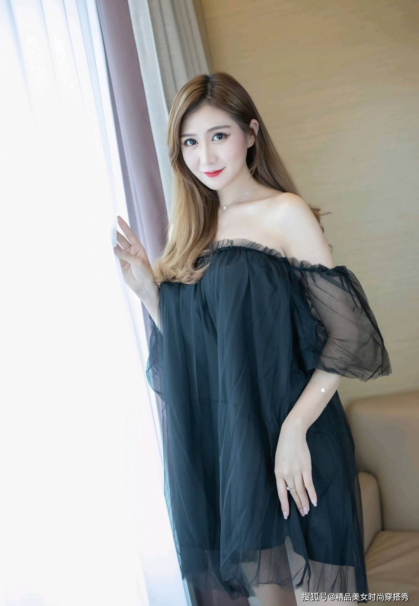黑色|黑色网纱连衣裙搭配尖头高跟鞋，知性的小女人范十足