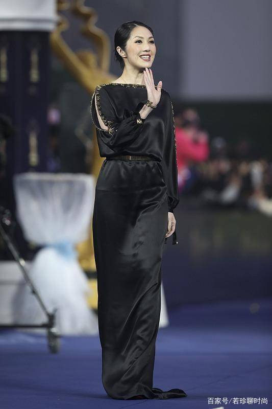 黑色|刘嘉玲的气场真的很强,就算比杨千嬅矮一点,但同穿黑裙气场太强
