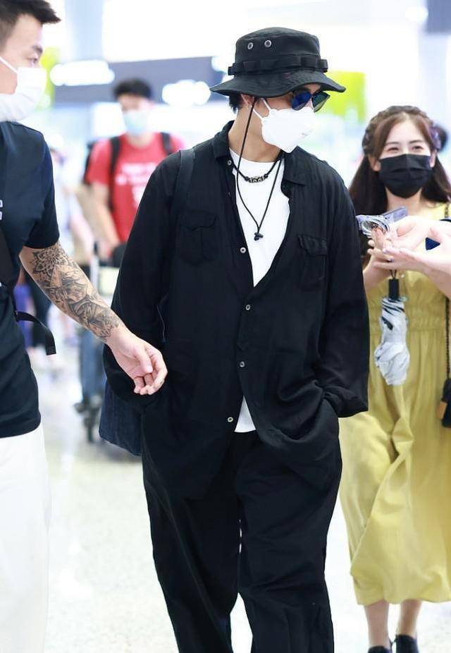 感觉|陈坤的搭配挺简单的，可是一般人穿不出这气质，松垮却不邋遢