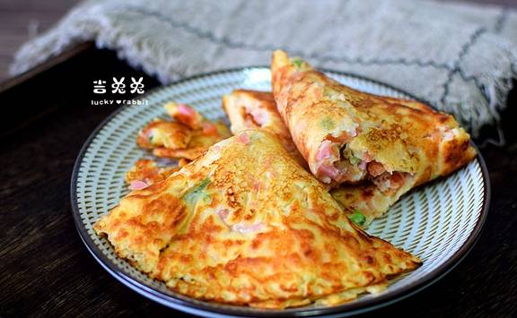 加入适量|一个西红柿,一根香肠,一点面粉,做成简单早餐,营养又好吃!