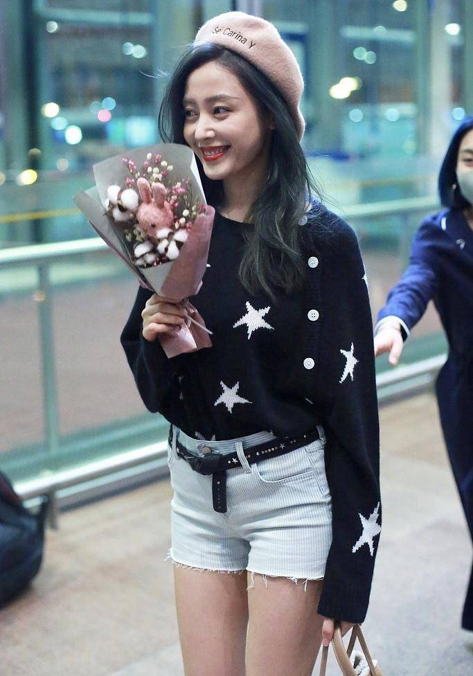 张天|张天爱要不要这么可爱，戴个贝雷帽美回18岁，却被大长腿抢镜