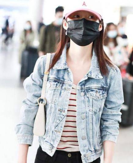 的比例|李沁也挺会搭配的,牛仔短外套配紧身裤显腿长,可惜暴露胯宽