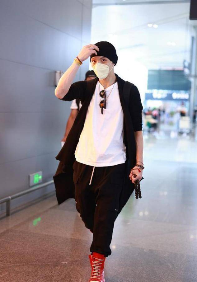 黑色|向佐的体脂率也太低了，胳膊线条太清晰，黑色开衫穿出温和感