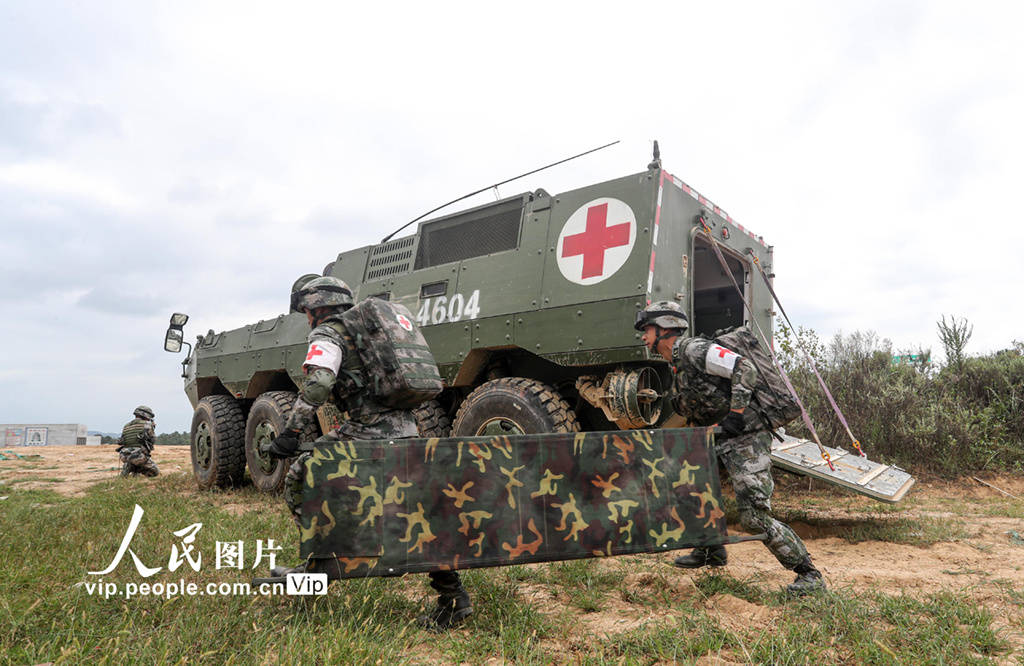 第72集團軍某旅在野外陌生地域藉助某新型輪式裝甲救護車組織了一場以