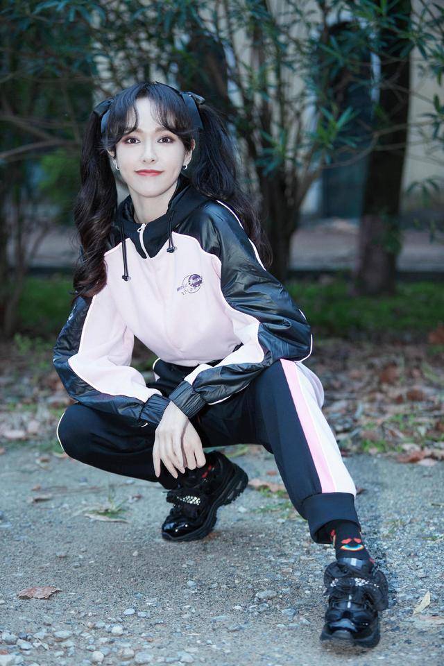 个性|唐嫣这么穿衣服心真大，短款吊带配夸张喇叭裤，显得身材更婀娜