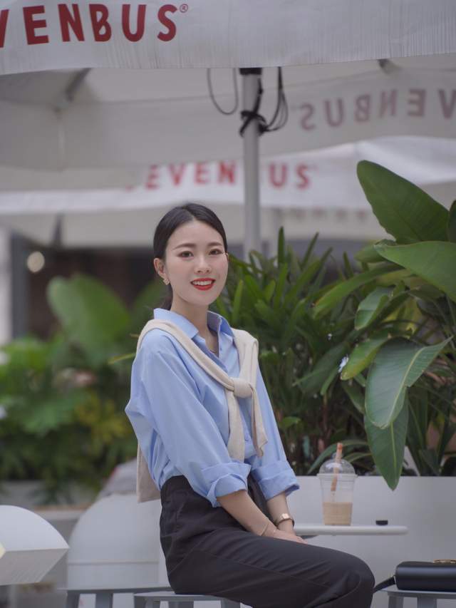 感觉|40+女性怎么穿才干练洋气，蓝色衬衫搭配西装裤通勤洋气，超显白