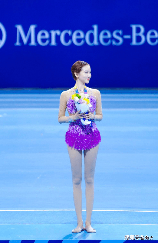 双手|陈小纭性感造型曝光，穿开叉裙倒立秀长腿，展示一字马身体超柔软