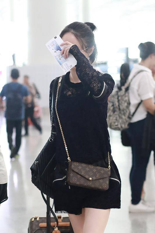 黑色|姚笛依旧温柔清新,百搭时髦的发色,“漫画腿”让人想多看几眼