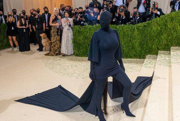 麦当娜|麦当娜女儿穿长裙走红毯，抬手自信秀时尚，网友，有其母必有其女