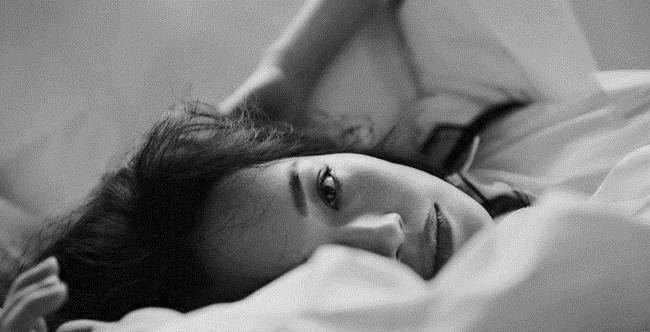 生活|舒淇时尚照太惊艳！穿抹胸裙光脚站梯子上，戴超大翡翠项链好贵气