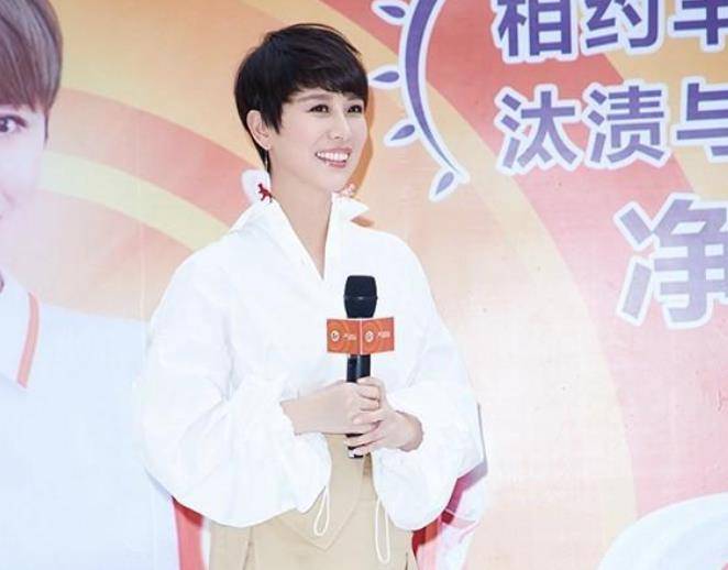 海清|海清太会打扮自己了，用基础单品穿出高级慵懒感，40岁依旧很美