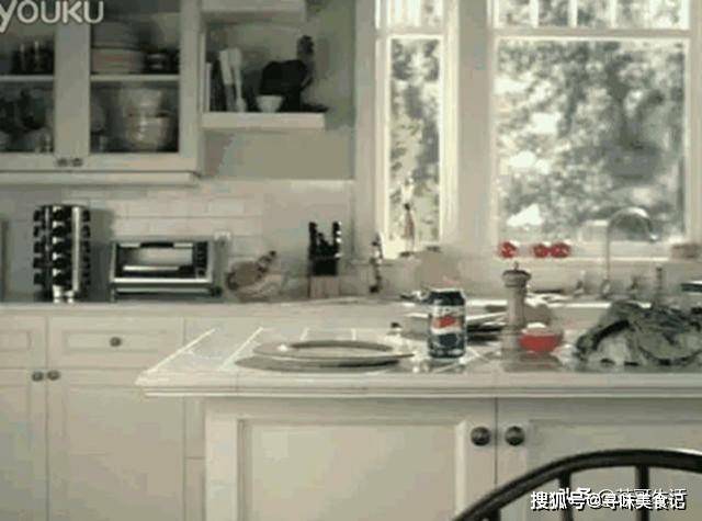 错事|金毛偷吃主人早餐,怕被发现后挨打,竟将错事扣在猫咪头上