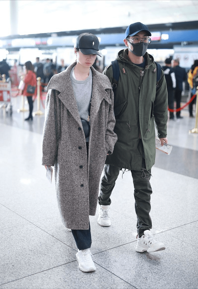 黑色|朱亚文夫妇越看越登对，俩人黑色装扮默契十足，沈佳妮淡妆仍惊艳