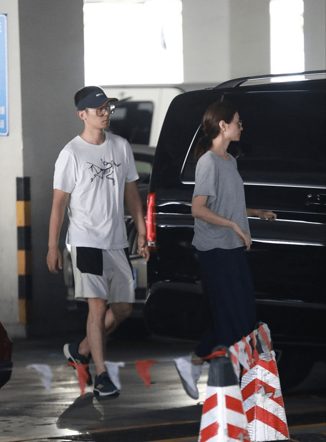 黑色|朱亚文夫妇越看越登对，俩人黑色装扮默契十足，沈佳妮淡妆仍惊艳