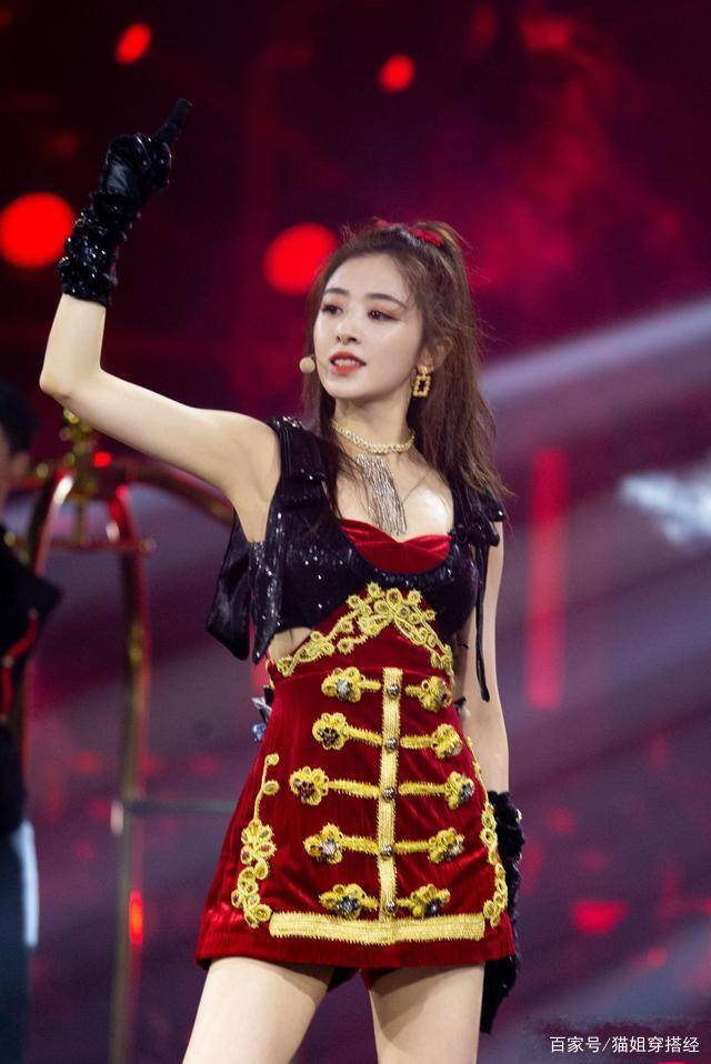 黑色|陈小纭挺有“女团样”，超短裤配长靴惊艳姐姐初舞台，咋看都漂亮