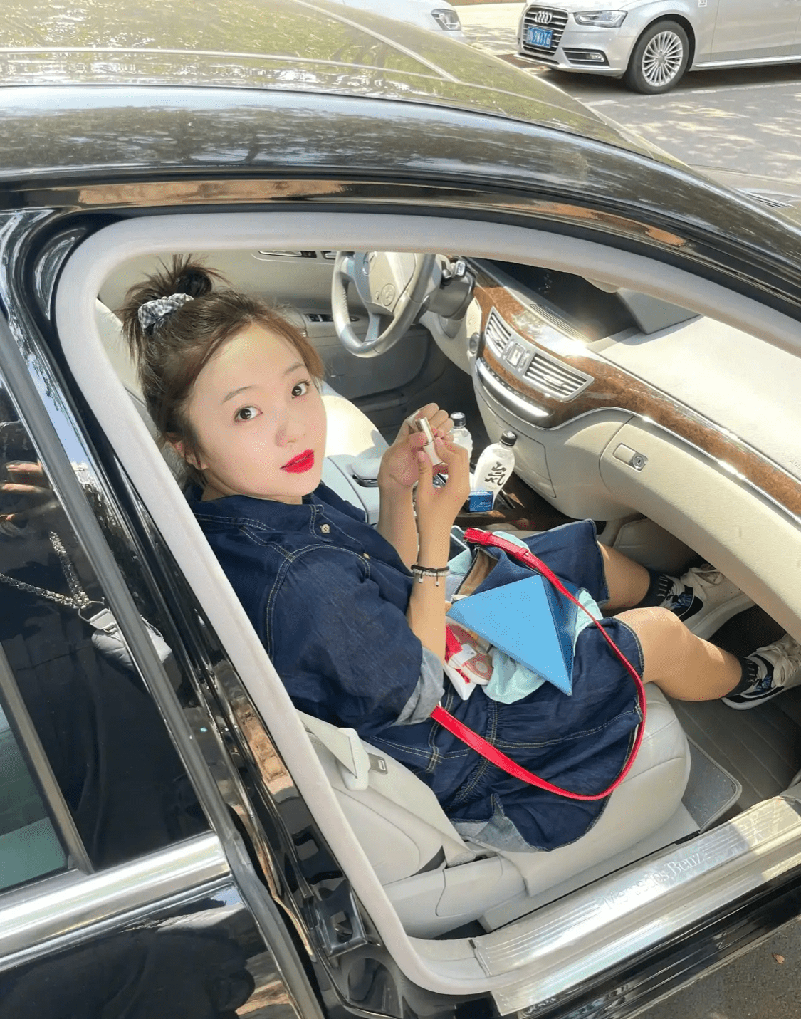 感觉|林妙可在豪车里化妆，涂红唇刻意打扮成熟，才21就一副大妈身材！