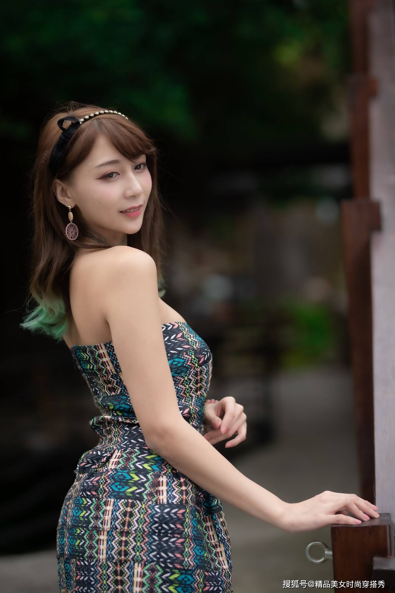 个性|时尚又具有复古美的抹胸连衣裙,搭配一双细跟高跟鞋,吸睛时尚