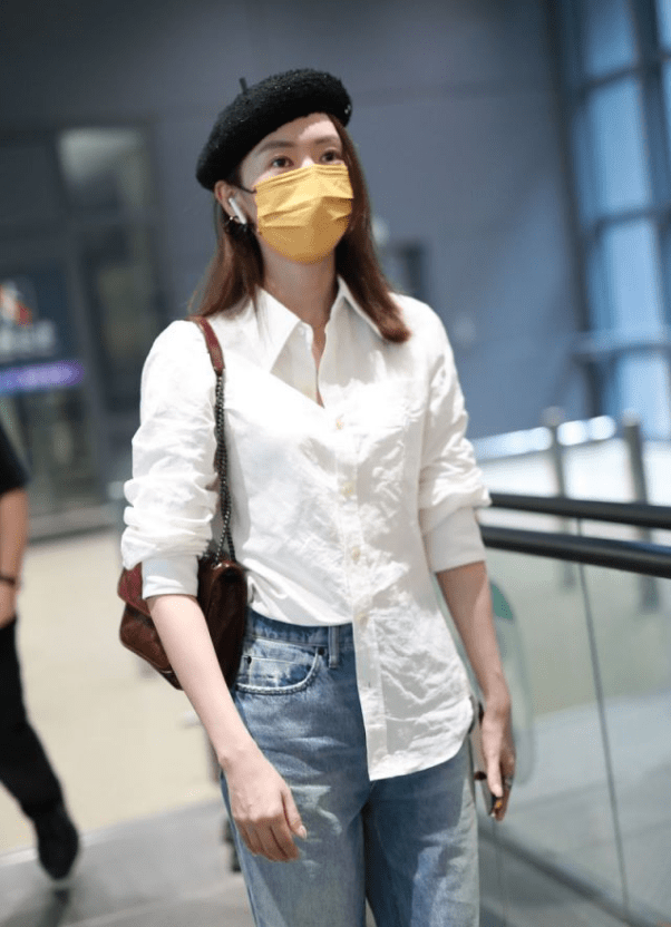 整体|童瑶的时尚真难懂,穿皱巴巴白衬衫配“猪蹄鞋”,好在气质撑得住