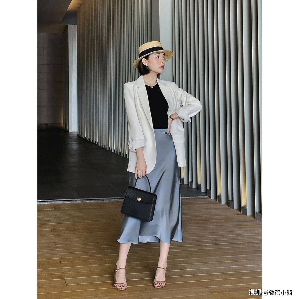 西装|女人到了四五十岁，秋天穿外套选这6件超百搭，得体时髦又显气质