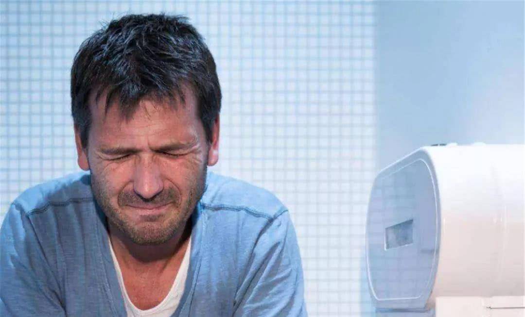 症状|湿热是一种中医中常见的致病因素，病因主要是感受外邪、饮食不节