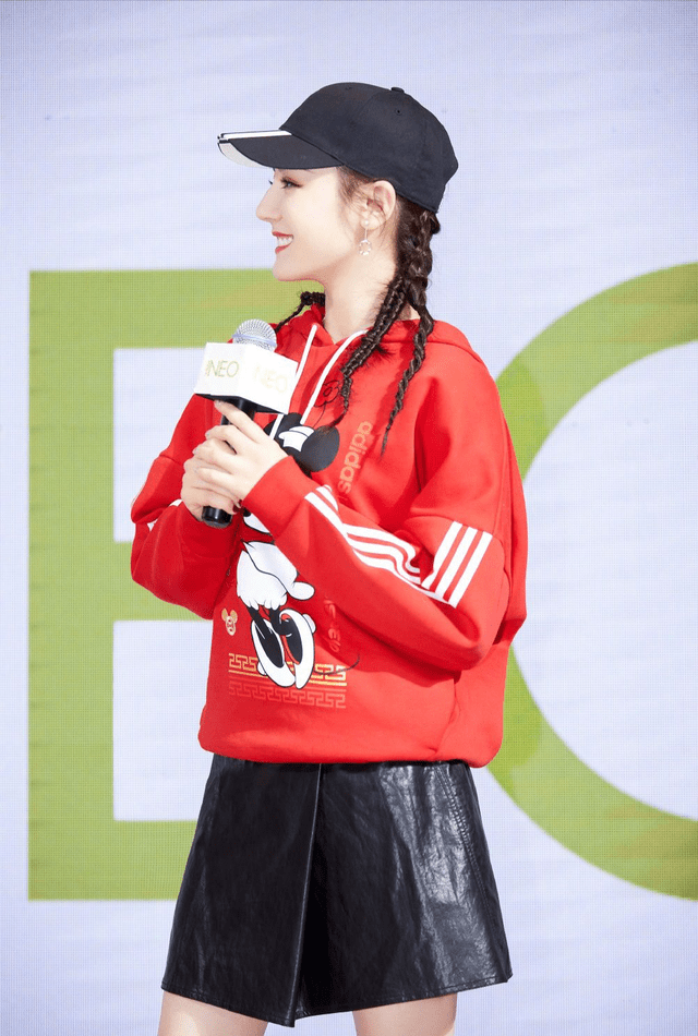 卫衣|迪丽热巴造型太出众，红色卫衣配黑色皮裙洋气精致，美得耀眼