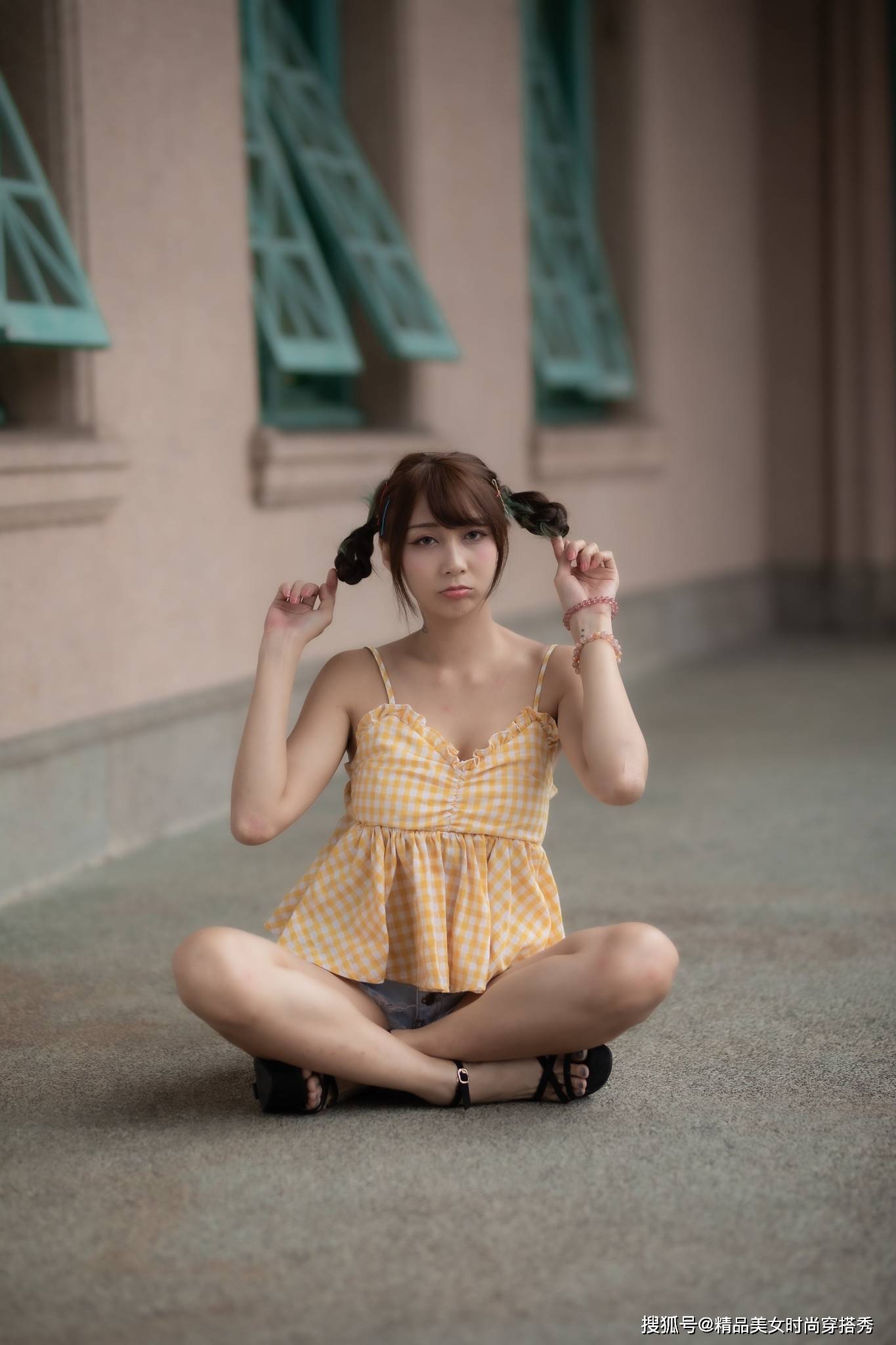 身材|街拍：吊带背心搭配清新减龄的牛仔短裤清爽又帅气