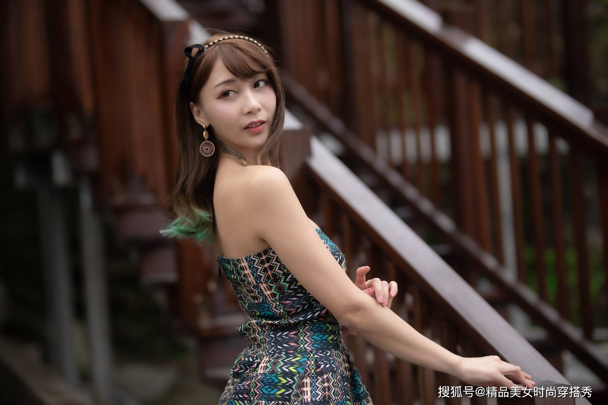 个性|时尚又具有复古美的抹胸连衣裙,搭配一双细跟高跟鞋,吸睛时尚