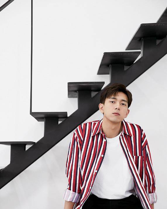 条纹|李现晒照，一件条纹衬衫叠穿白T恤，年轻男生就该打扮清秀一点！