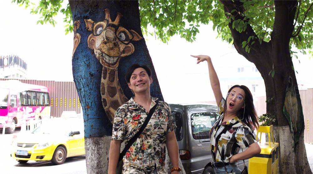 杜若溪|严屹宽与杜若溪提前过七夕，情侣印花衬衫搭短裤，从头到脚好般配