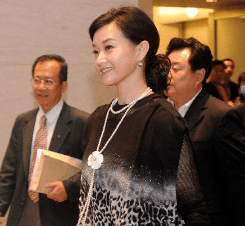 宋祖|54岁宋祖英美得大气,“大背头”配皮衣时髦有范,气质太绝了