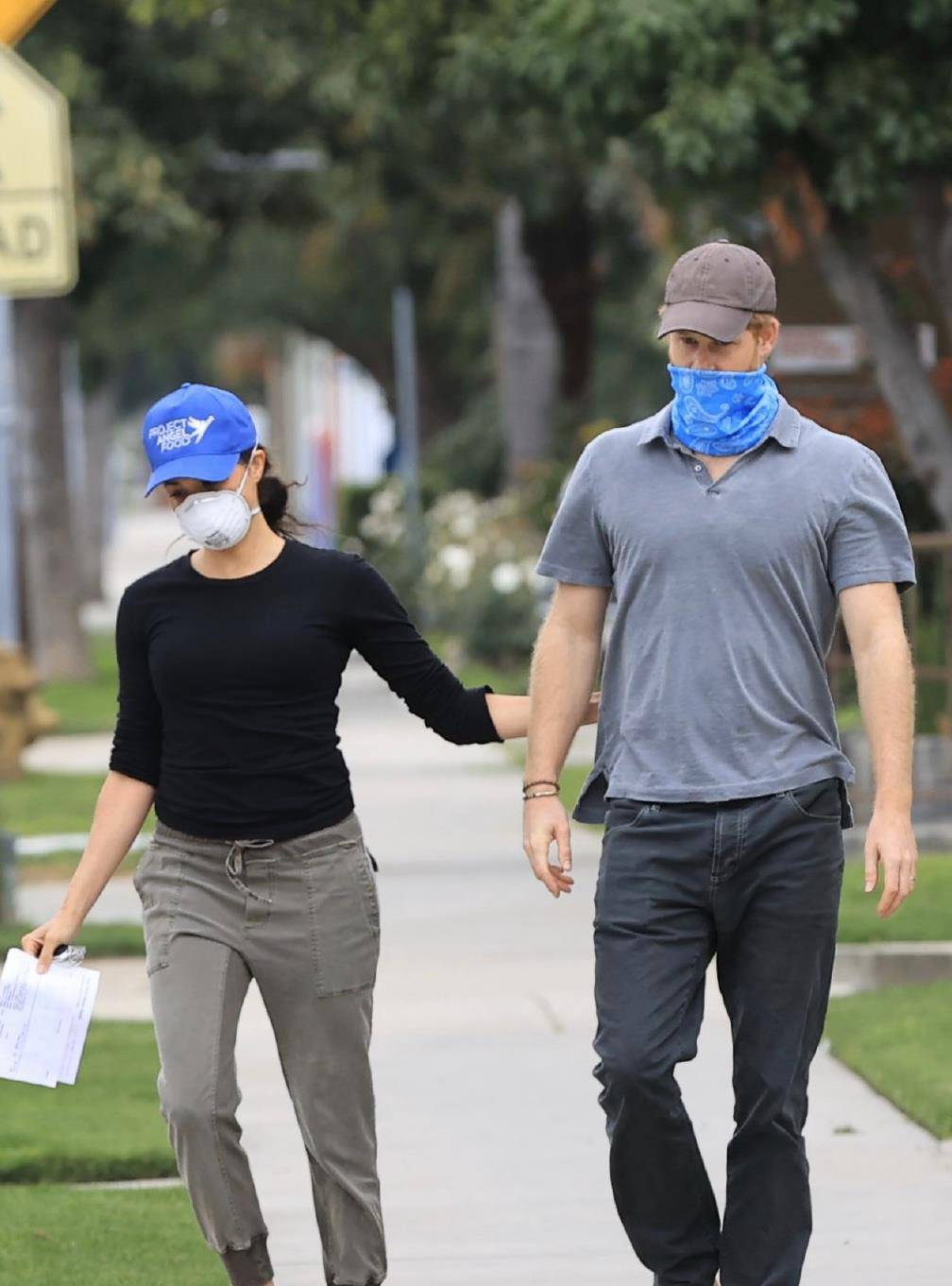 黑色|梅根不做王妃后首露面!上节目颜值明显回春,穿白衬衫更显气质