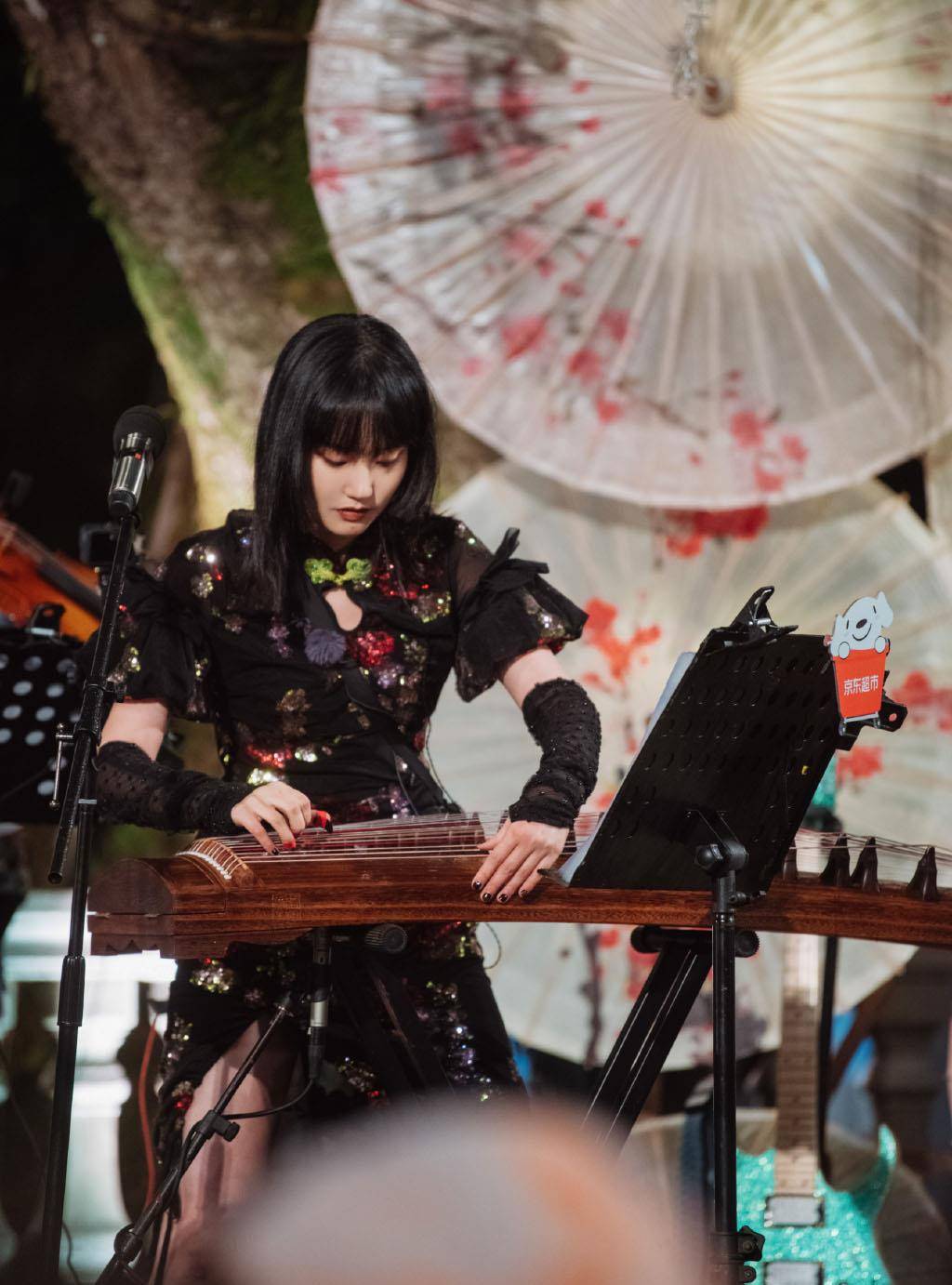 黑色|黄龄穿旗袍走机场,不显老气反而很时髦,国货也能穿出大牌感