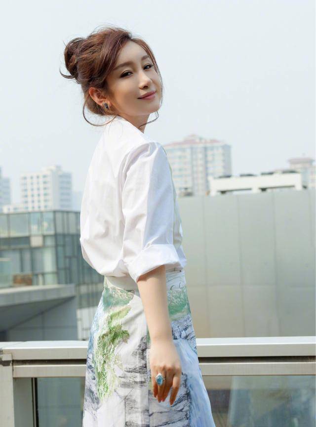 西装|秦海璐气质无敌了!“烂大街”的白色衬衫裙太高级减龄,哪像41岁