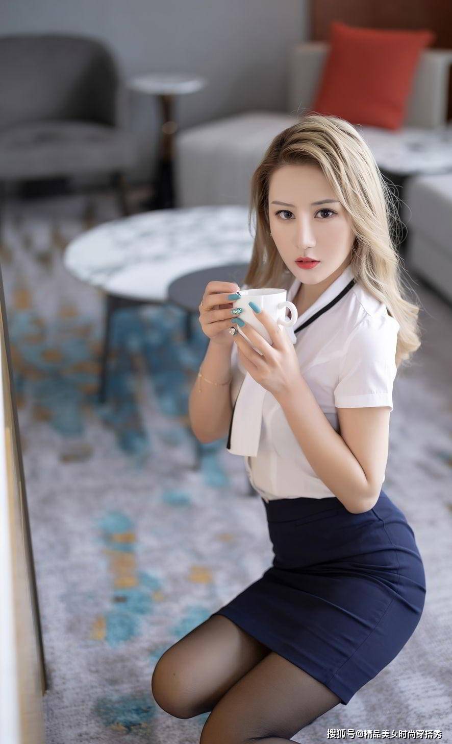 黑色|温柔知性的职场穿搭，黑色衬衫搭配白色包臀裙，尽显优雅小女人味