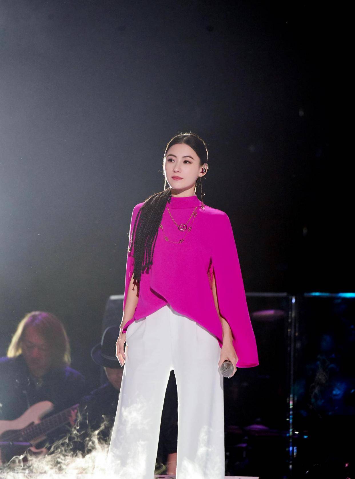 新造型|张柏芝新造型被赞！衬衣腋下被剪了两刀，不仅不难看，还很有潮范